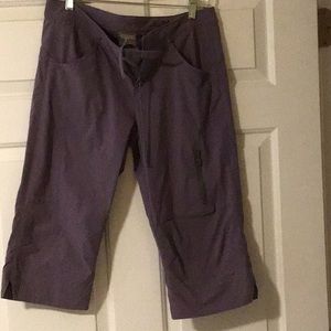 Athleta capris with leg and back pockets